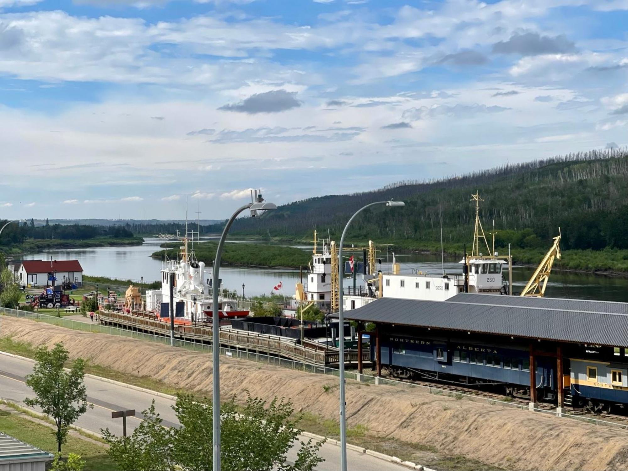 Top Floor Riverfront Condo With Stellar Sunsets! Fort Mcmurray Exterior foto
